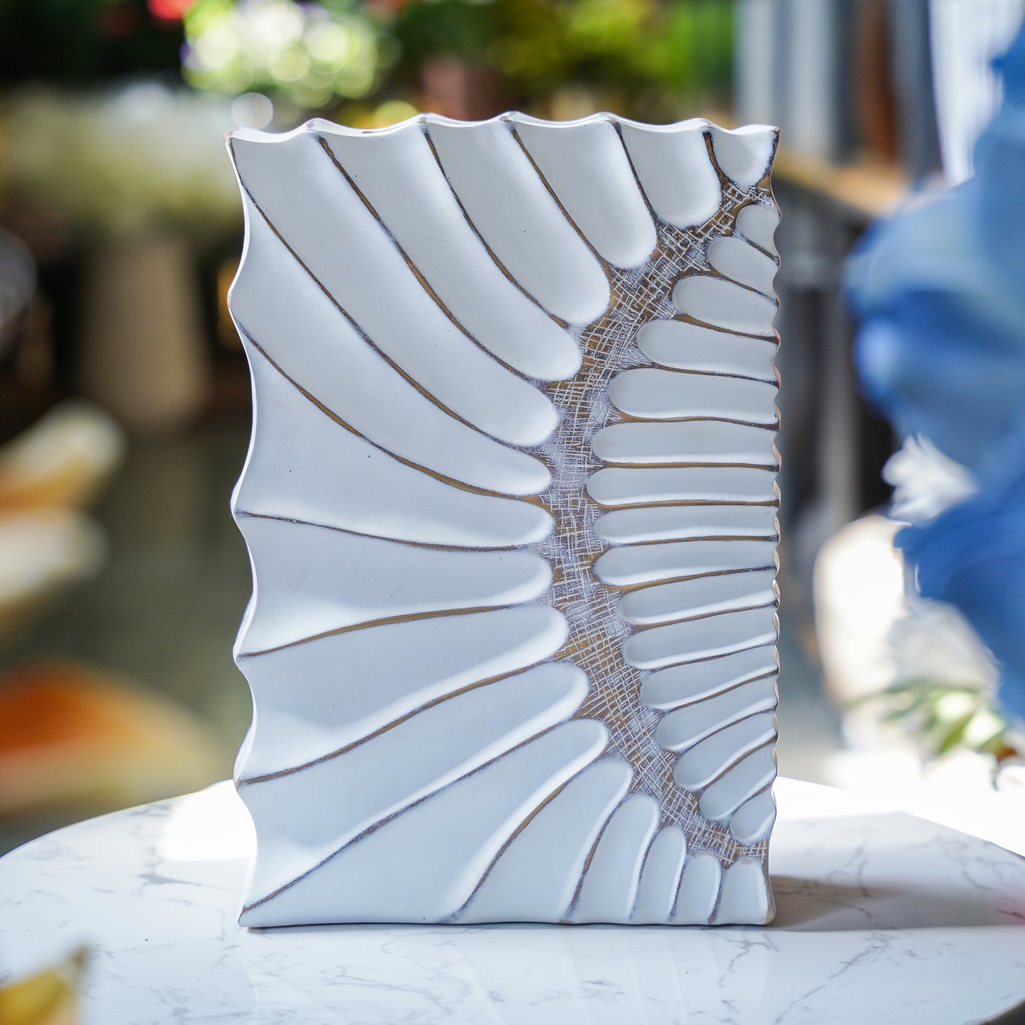 Radiant Crest Vase – Arctic White