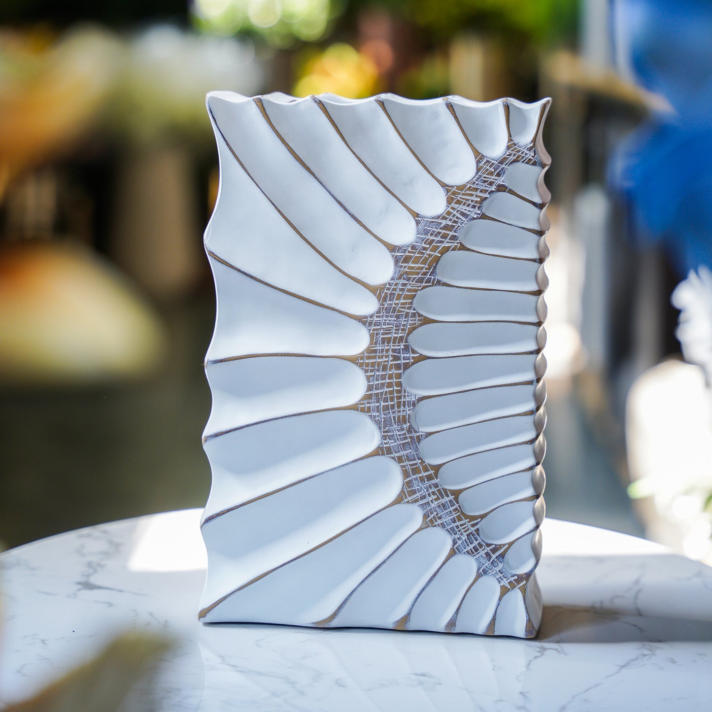 Radiant Crest Vase – Arctic White (Left Flow)